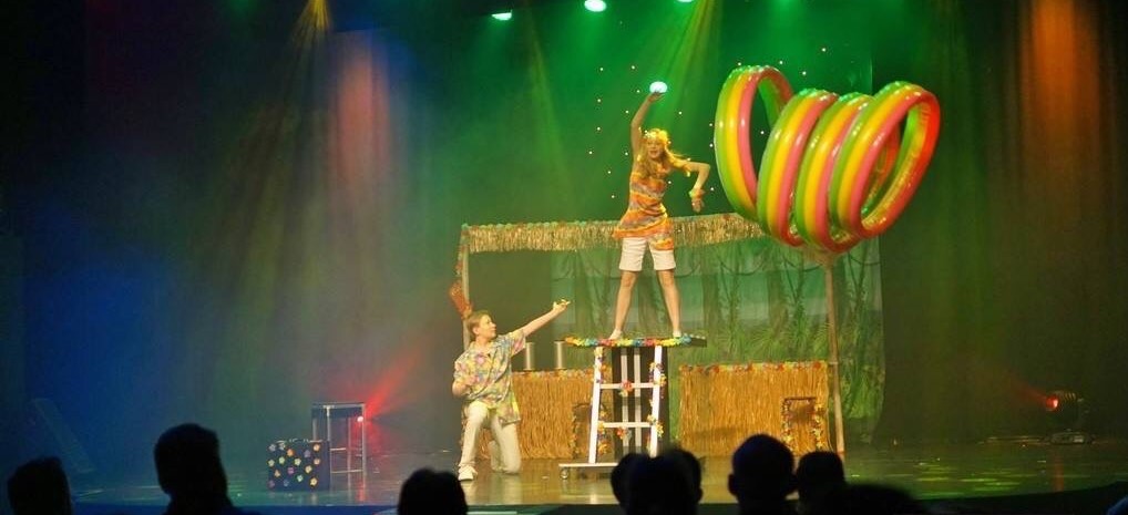  Een waanzinnige complete goochelshow op een podium!